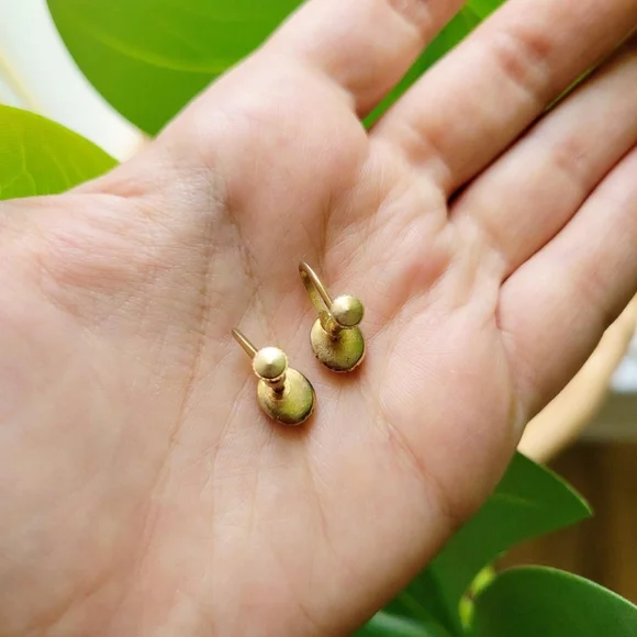 Vintage Pair of Dainty Blue Screwback Clip-On Earrings - Picture 7 of 8